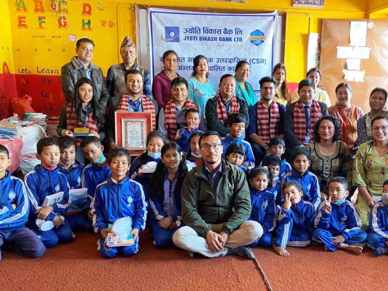 ज्योति विकास बैंकद्वारा नवआदर्श माध्यमिक विद्यालयलाई विभिन्न सामग्री सहयोग